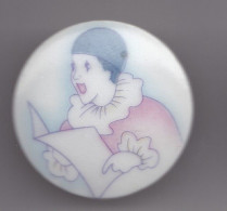 Pin's A.M. En Porcelaine De Limoges Pierrot Lisant  Réf 8123 - Autres & Non Classés