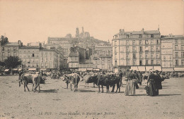 LE PUY - Place Michelet, Le Marché Aux Bestiaux. - Le Puy En Velay