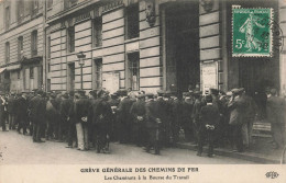 PARIS - Grève Générale Du Chemin De Fer, Les Cheminots à La Bourse Du Travail (ELD éditeur). - Paris (10)