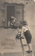 AK Glückwunsch Zum Namenstage - Bub Mit Blumen Und Mädchen Am Fenster - Bahnpost Rheine-Löhne 1914  (69177) - Sonstige & Ohne Zuordnung