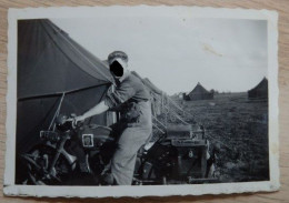 MOTO / MOTOS - Photo - Soldat Armée Belge En Allemangne à Vogelsang - Format: 9/6.5cm - 2 Scans - Moto