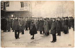 FRANCE PARIS Place De L'Ecole De Médecine Manifestation Des Etudiants RARE Cpa ! - Artesanos De Páris