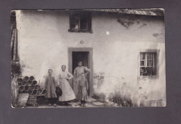 Carte Photo Famille Devant Maison à Situer Cachet Départ Munster Haut Rhin (52981) - Munster