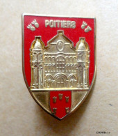 Broche  - POITIERS  (Vienne) ~ Decat Paris - Blason, Notre Dame La Grande - Broschen