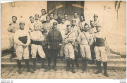 CARTE PHOTO  GROUPE DE SOLDATS  UNE ANCRE SUR LE KEPI BLANC DE GAUCHE - Altri & Non Classificati