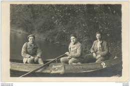 CARTE  PHOTO SOUVENIR DE DUSSELDORF SOLDATS SUR UNE BARQUE  CERTAINEMENT PRISONNIERS FRANCAIS - Düsseldorf