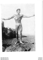 HOMME EN MAILLOT DE BAIN CULTURISME CULTURISTE  9.50X7CM H2 - Autres & Non Classés