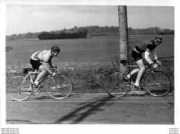 PHOTO ORIGINALE   EQUIPE CYCLISME LES AIGLONS GRAMMONT PARIS 1960 PRESIDENT ANDRE BARBAL Xc22 - Radsport