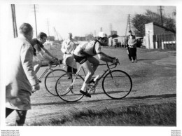 PHOTO ORIGINALE   EQUIPE CYCLISME LES AIGLONS GRAMMONT PARIS 1960 PRESIDENT ANDRE BARBAL C7 - Cycling