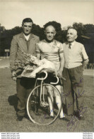 PHOTO ORIGINALE JEAN CAZAL CHAMPIONNAT DE POURSUITE ILE DE FRANCE 1960 EQUIPE AIGLON VETERANS AVEC DEDICACE - Wielrennen