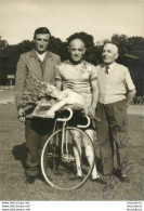 PHOTO ORIGINALE JEAN CAZAL CHAMPIONNAT DE POURSUITE ILE DE FRANCE 1960 EQUIPE AIGLON VETERANS AVEC DEDICACE - Ciclismo