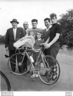 PHOTO ORIGINALE   EQUIPE CYCLISME LES AIGLONS GRAMMONT PARIS 1960  PRESIDENT ANDRE BARBAL C1 - Ciclismo