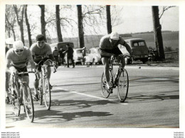 PHOTO ORIGINALE   EQUIPE CYCLISME LES AIGLONS GRAMMONT PARIS 1960 PRESIDENT ANDRE BARBAL C19 - Cyclisme