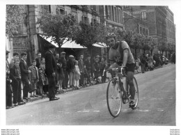 PHOTO ORIGINALE   EQUIPE CYCLISME LES AIGLONS GRAMMONT PARIS 1960 PRESIDENT ANDRE BARBAL C18 - Ciclismo