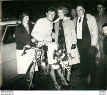 PHOTO ORIGINALE   COUREUR VAINQUEUR EQUIPE CYCLISME LES AIGLONS GRAMMONT PARIS 1960 PRESIDENT ANDRE BARBAL R1 - Cycling