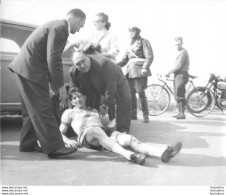 PHOTO ORIGINALE   EQUIPE CYCLISME LES AIGLONS GRAMMONT PARIS 1960 C4 CHUTE DE MICHEL POGODA  PRESIDENT ANDRE BARBAL - Wielrennen