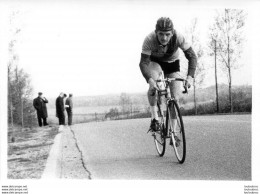 PHOTO ORIGINALE   EQUIPE CYCLISME LES AIGLONS GRAMMONT PARIS 1960 PRESIDENT ANDRE BARBAL C15 - Wielrennen