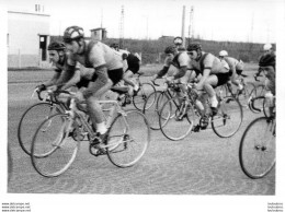 PHOTO ORIGINALE   EQUIPE CYCLISME LES AIGLONS GRAMMONT PARIS 1960 PRESIDENT ANDRE BARBAL C14 - Cycling