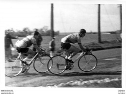 PHOTO ORIGINALE   EQUIPE CYCLISME LES AIGLONS GRAMMONT PARIS 1960 PRESIDENT ANDRE BARBAL C12 - Cycling