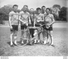 PHOTO ORIGINALE   EQUIPE CYCLISME LES AIGLONS GRAMMONT PARIS 1960  PRESIDENT ANDRE BARBAL C3 - Cycling