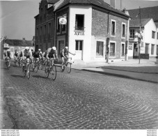 PHOTO ORIGINALE   EQUIPE CYCLISME LES AIGLONS GRAMMONT PARIS 1960 PRESIDENT ANDRE BARBAL C5 - Radsport