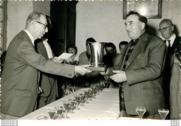 PHOTO ORIGINALE  EQUIPE CYCLISME LES AIGLONS GRAMMONT 1960 V2  PRESIDENT ANDRE BARBAL DEPLACEMENT A PRECIGNE - Ciclismo