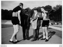 PHOTO ORIGINALE   EQUIPE CYCLISME LES AIGLONS GRAMMONT PARIS 1960 PRESIDENT ANDRE BARBAL C24 - Cycling