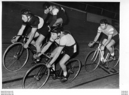 PHOTO ORIGINALE   EQUIPE CYCLISME LES AIGLONS GRAMMONT PARIS 1960 PRESIDENT ANDRE BARBAL C13 - Ciclismo
