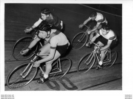 PHOTO ORIGINALE   EQUIPE CYCLISME LES AIGLONS GRAMMONT PARIS 1960 PRESIDENT ANDRE BARBAL C16 - Wielrennen
