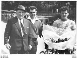 GRANDE PHOTO ORIGINALE PARIS MONTEREAU PARIS 1960 VAINQUEUR RENE TALEC EQUIPE LES AIGLONS GRAMMONT PARIS - Cyclisme