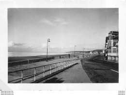 VILLERS SUR MER CALVADOS LA DIGUE ET LA COTE SUR TROUVILLE PHOTO ORIGINALE FORMAT  9 X 6.50 CM - Plaatsen