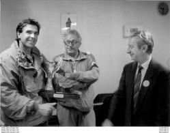 PHOTO DE PRESSE REMISE D'UNE COUPE A UN SPORTIF KAYAKISTE FORMAT 20 X 14 CM - Deportes