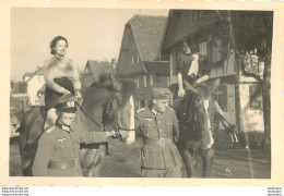 PHOTO SOLDATS DE LA WEHRMACHT WW2 ET FEMMES A CHEVAL   9 X 6.50 CM - Weltkrieg 1939-45