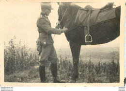 PHOTO SOLDAT DE LA WEHRMACHT WW2 ET SON CHEVAL  9 X 6.50 CM - Guerre 1939-45