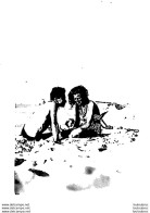 JEUNE HOMME MAN MEN TORSE NU ET FEMME EN MAILLOT DE BAIN  SUR LA PLAGE PHOTO ORIGINALE 6.50 X 5 CM - Personnes Anonymes