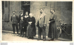 GROUPE DE PERSONNES ET VIEUX VELO PHOTO ORIGINALE 11.50 X 7 CM - Lieux