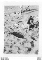 JEUNE FEMME EN MAILLOT DE BAIN  SUR LA PLAGE  PHOTO ORIGINALE FORMAT 6 X 4.50 CM F1 - Personnes Anonymes