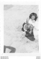 JEUNE FEMME EN MAILLOT DE BAIN SUR LA PLAGE PHOTO ORIGINALE 6 X 4.50 CM M5 - Personnes Anonymes