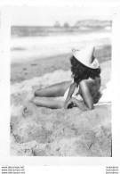 JEUNE FEMME EN MAILLOT DE BAIN  SUR LA PLAGE  FORMAT 6  X  4.50 CM F - Personnes Anonymes