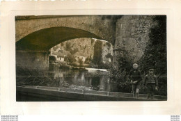 JEUNES ENFANTS SUR UNE BARQUE EN RIVIERE  PHOTO ORIGINALE FORMAT 12 X 8 CM - Lieux