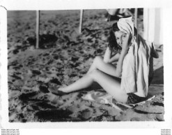 JEUNE FEMME EN MAILLOT DE BAIN SUR LA PLAGE  PHOTO ORIGINALE FORMAT 6 X 4.50 CM M4 - Personnes Anonymes