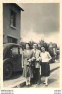 GROUPE DE PERSONNES ET VIEILLE AUTOMOBILE  PHOTO ORIGINALE  8.50 X 6 CM - Lieux