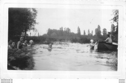 HOMMES FEMMES ET ENFANTS EN MAILLOTS DE BAIN BAIGNADE RIVIERE PHOTO ORIGINALE FORMAT 12 X 7.50 CM - Lieux