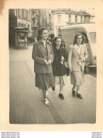 GROUPE DE FEMMES EN VILLE ET VIEILLE CAMIONNETTE  PHOTO ORIGINALE 9 X 7 CM - Lieux