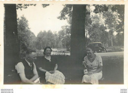 GROUPE DE PERSONNES EN CAMPAGNE ET VIEILLE AUTOMOBILE  EN ARRIERE PLAN  PHOTO ORIGINALE  8.50 X 6 CM - Lieux