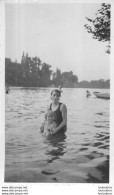 FEMME EN MAILLOT DE BAIN BAIGNADE EN RIVIERE  PHOTO ORIGINALE FORMAT  11 X 6.50 CM - Lieux