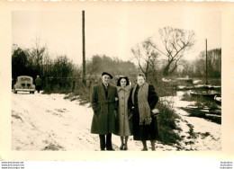 GROUPE DE PERSONNES EN CAMPAGNE ET VIEILLE AUTOMOBILE  RENAULT 4 CV EN ARRIERE PLAN  PHOTO ORIGINALE  13 X 9.50 CM - Lieux