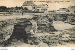 PREFAILLES GROTTES DANS LA FALAISE ET CHALETS SUR LA COTE - Andere & Zonder Classificatie