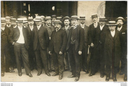 CARTE PHOTO GROUPE D'HOMMES  LIEU NON IDENTIFIE - Te Identificeren