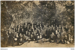 CARTE PHOTO  GROUPE DE PERSONNES DANS UNE  FORET - A Identifier